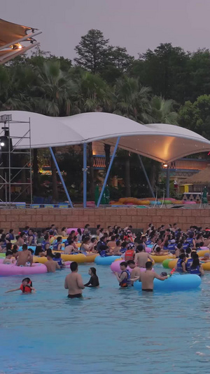 城市夏天娱乐现场游泳池冲浪戏水观看音乐节表演素材消暑素材65秒视频