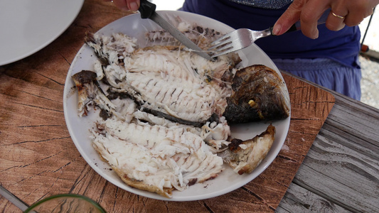 女性用手切鱼盘上美味的鱼视频