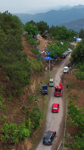 大理漾濞抗震救灾车队行驶在高山之巅森林帐篷蜿蜒道路之间视频