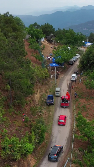 大理漾濞抗震救灾车队行驶在高山之巅森林帐篷蜿蜒道路之间179秒视频