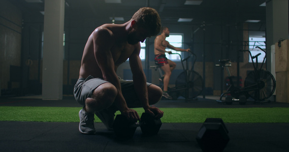锻炼后放松深呼吸体操中疲累的男子在健身房里流汗视频
