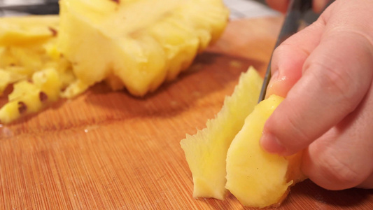菠萝果肉去芯切块切凤梨视频
