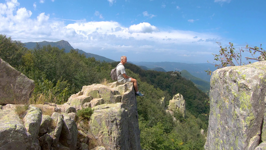 坐在山顶的岩石上位于西班牙河边的西班牙山峰与壮观的视频