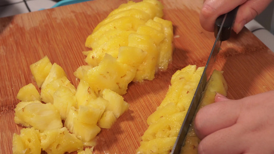 菠萝果肉去芯切块切凤梨视频