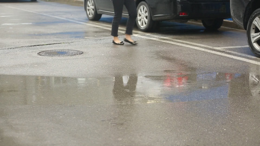 下雨天地面积水倒影视频