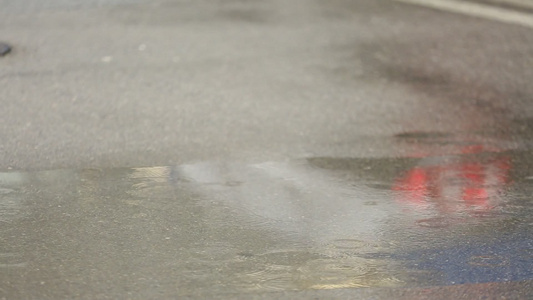 下雨天地面积水倒影视频