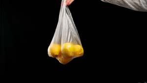 在一个透明的塑料袋里装着黄柠檬10秒视频