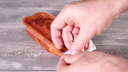 用西红柿蛋黄酱的肉打开包装做烤架视频