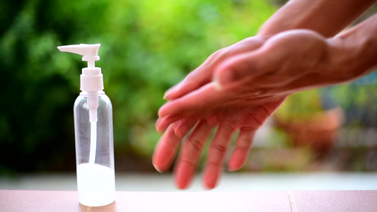 用清洁剂凝胶洗手清洗科罗纳病毒的视频