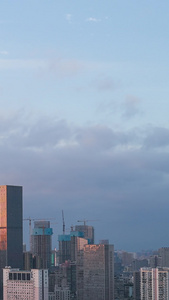 延时摄影城市天际线高楼天空流动的云晴朗天空素材阳光素材视频