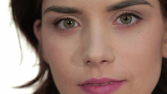 近距离近视女性眼部和完美健康脸皮的肖像视频