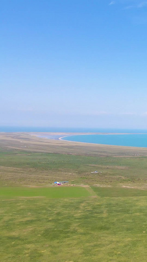 风景青海湖湖畔湖水航拍草原上飞行52秒视频