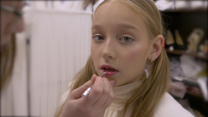 化妆工作室的年轻女孩涂口红30秒视频
