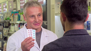 高级药剂师向男性客户提供药丸9秒视频