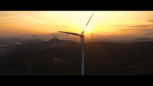 航拍山区风力发电机黄昏日落场景20秒视频