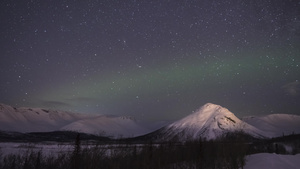 夜晚的星空和寒冬之夜雪山上的绿色北灯光都熄灭了13秒视频