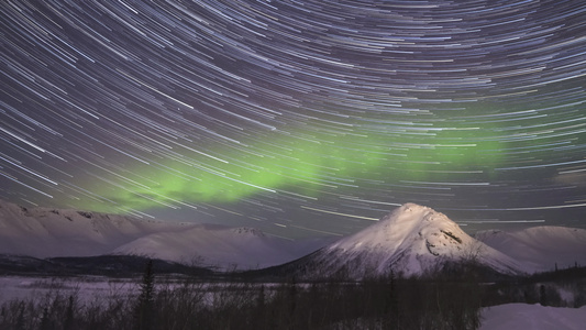 夜间星空的累积时间间隔冬季晚上在雪山上有恒星足迹和视频