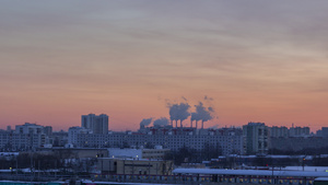 夜晚沉睡区的建筑物倒塌在阳光明媚的冬季夕阳下20秒视频