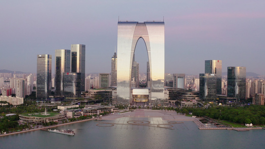 湖边的cbd建筑在中国苏州空中视频