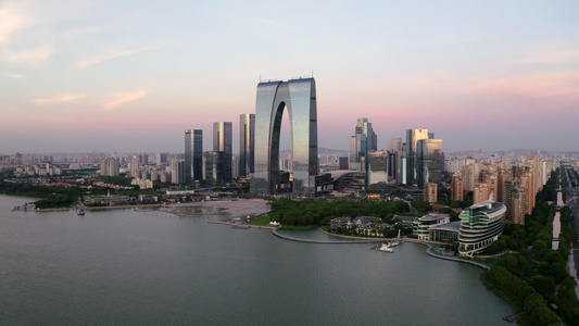 湖边的cbd建筑在中国苏州空中视频