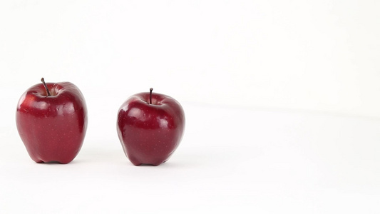 多样性概念一个女人的手即将抓住其他红色苹果中唯一的视频