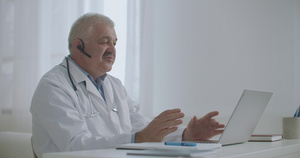医生正在网上咨询病人病情11秒视频