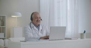 白发医生通过互联网使用办公室的笔记本电脑在网上聊天7秒视频