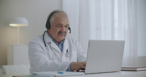 医生总长的医师每天上午开会时通过笔记本电脑在线聊天视频