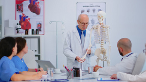 高级医生用骨架模型介绍人的手18秒视频