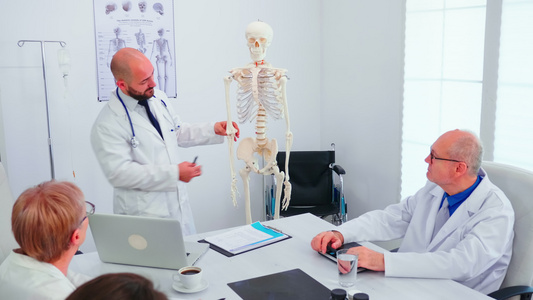 放射学专家医生指人类骨骼视频