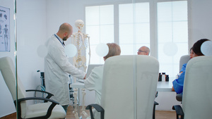 医师学习同事使用X射线和人体骨骼的身体骨骼功能19秒视频