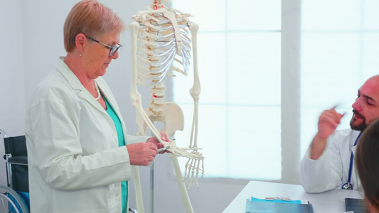 使用人体骨骼进行解剖教学的女医生视频