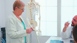 使用人体骨骼进行解剖教学的女医生15秒视频