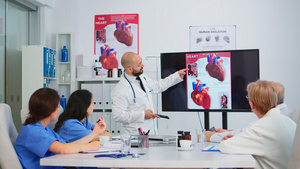 医生与同事一起分析心脏问题17秒视频