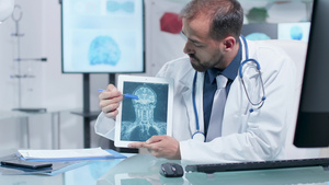 在数字平板电脑上显示X射线扫描的医生15秒视频