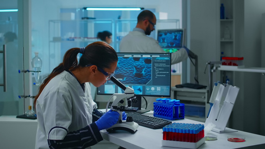 医学研究科学家在显微镜下进行DNA实验视频
