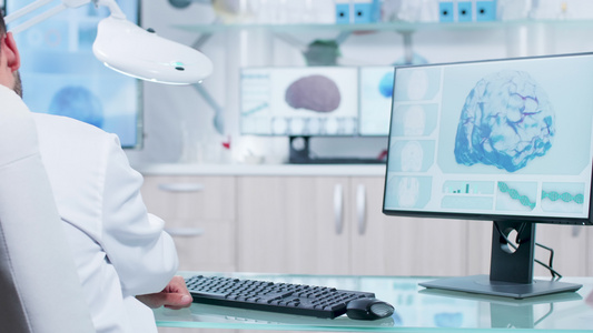 在计算机键盘中进行医学领域打字研究者观看X射线扫描视频