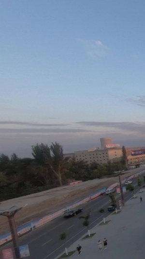 新疆伊宁游乐园摩天轮日落逆光俯冲天际线12秒视频