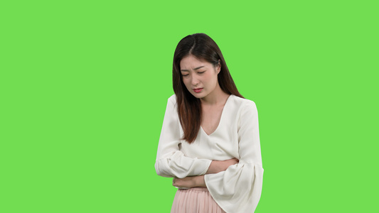4k绿幕女生疼痛腹痛生理痛动作视频