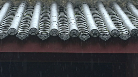 重庆雨季下雨屋檐实拍视频