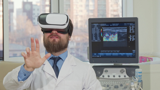 医院使用3DVR眼镜的胡子大胡子男医生视频