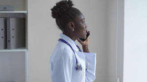 医院里的非洲女性正在电话交谈16秒视频