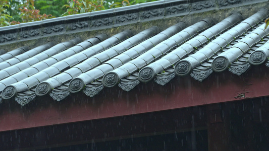 重庆雨季下雨屋檐实拍视频