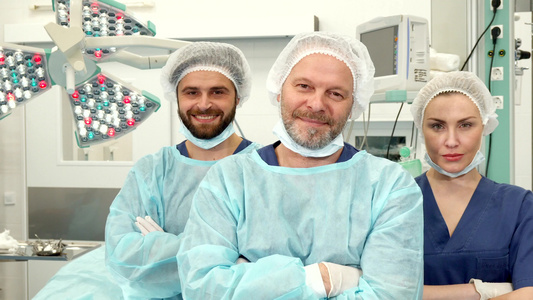 外科队在手术室摆姿势视频