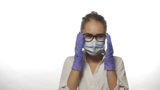 身穿长袍的年轻女医务人员高品质4K片段视频