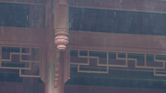 重庆雨季下雨屋檐实拍视频