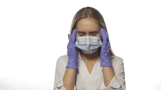 戴面罩的有压力的护士视频