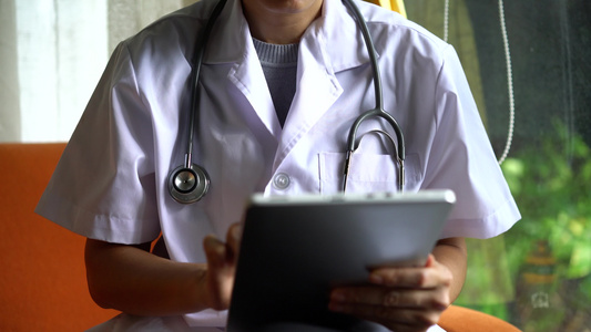使用数字平板电脑进行远程医疗在线治疗的手动医生视频