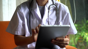 使用数字平板电脑进行在线治疗的手用医生7秒视频