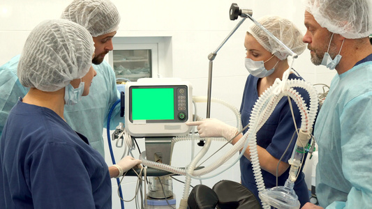 外科手术队讨论监视器上的问题视频